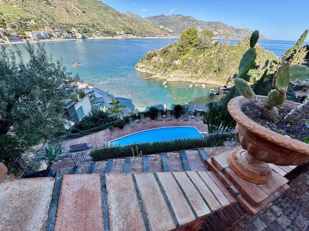 Il Lusso a Picco sul Mare: Villa Capri Panoramica con Spiaggia Privata in Sicilia a Taormina