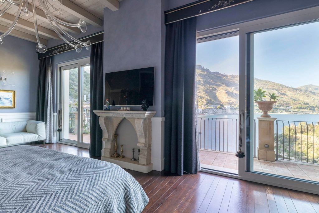 Il Lusso a Picco sul Mare: Villa Capri Panoramica con Spiaggia Privata in Sicilia a Taormina