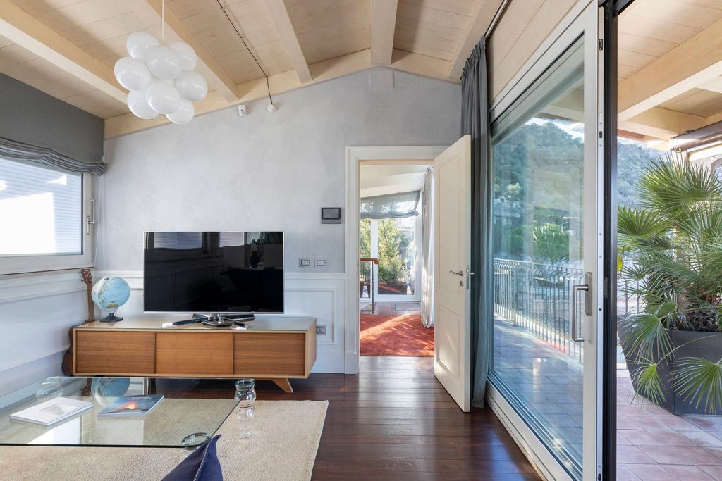 Il Lusso a Picco sul Mare: Villa Capri Panoramica con Spiaggia Privata in Sicilia a Taormina