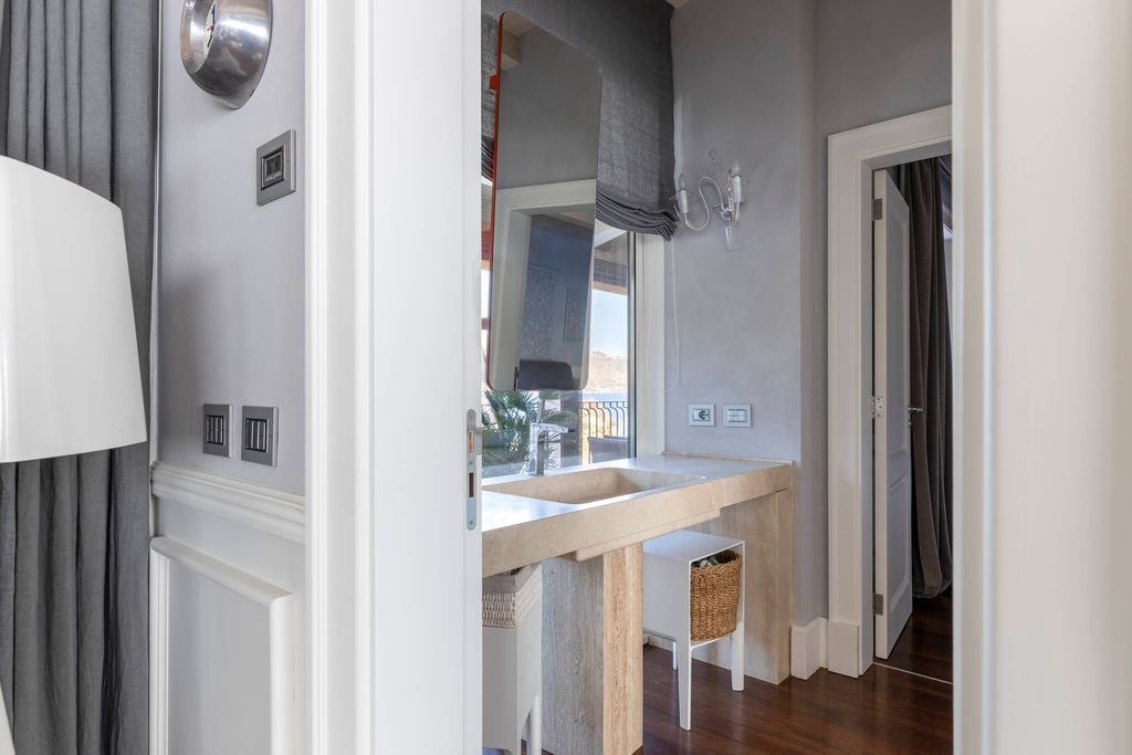 Il Lusso a Picco sul Mare: Villa Capri Panoramica con Spiaggia Privata in Sicilia a Taormina