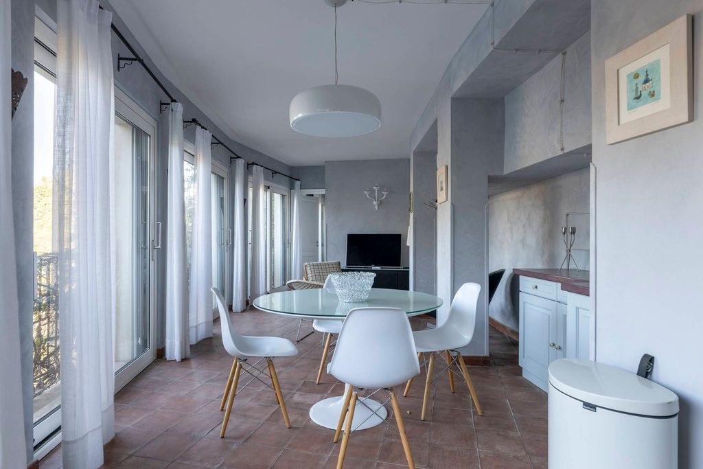 Il Lusso a Picco sul Mare: Villa Capri Panoramica con Spiaggia Privata in Sicilia a Taormina