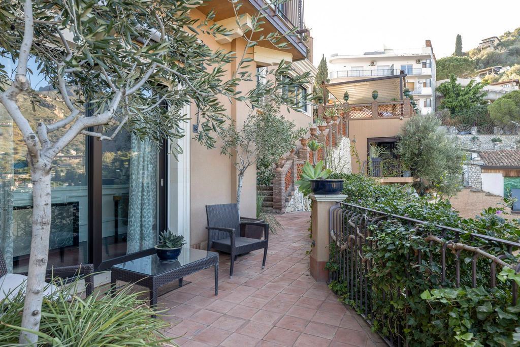 Il Lusso a Picco sul Mare: Villa Capri Panoramica con Spiaggia Privata in Sicilia a Taormina