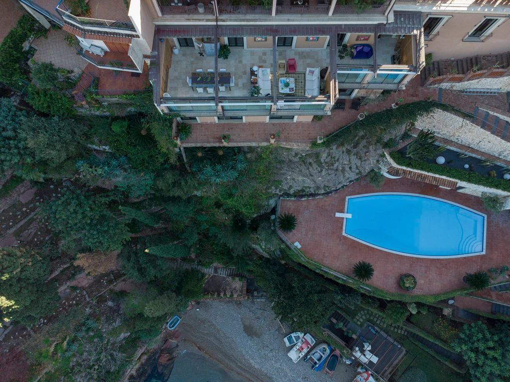 Il Lusso a Picco sul Mare: Villa Capri Panoramica con Spiaggia Privata in Sicilia a Taormina