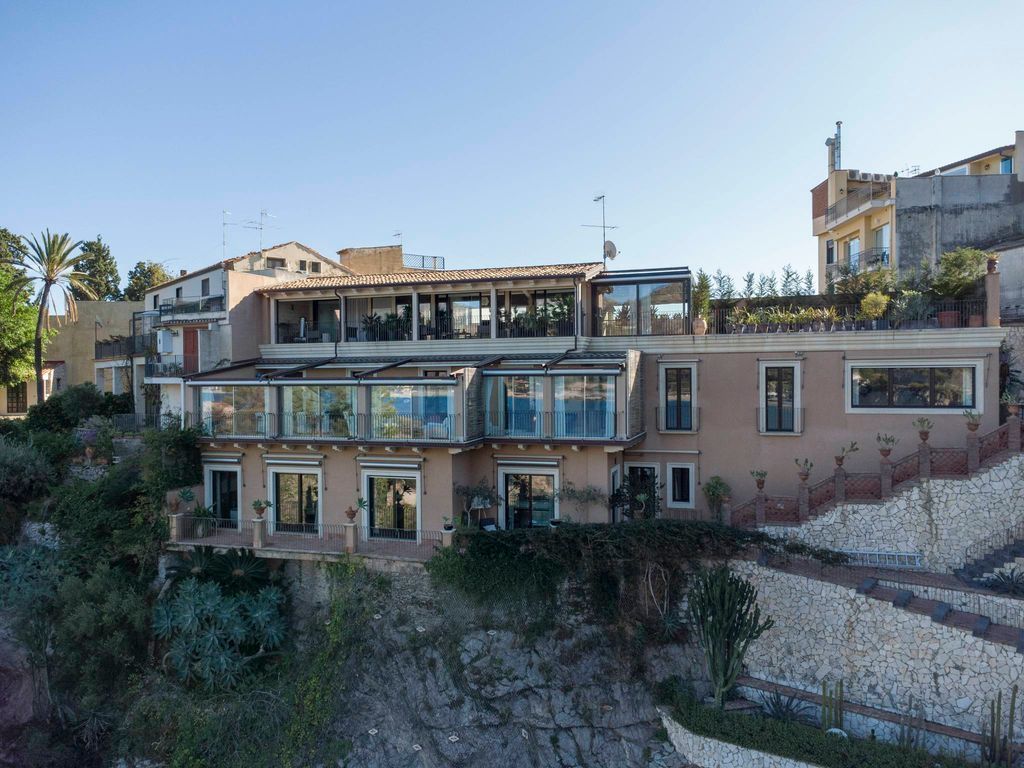 Il Lusso a Picco sul Mare: Villa Capri Panoramica con Spiaggia Privata in Sicilia a Taormina