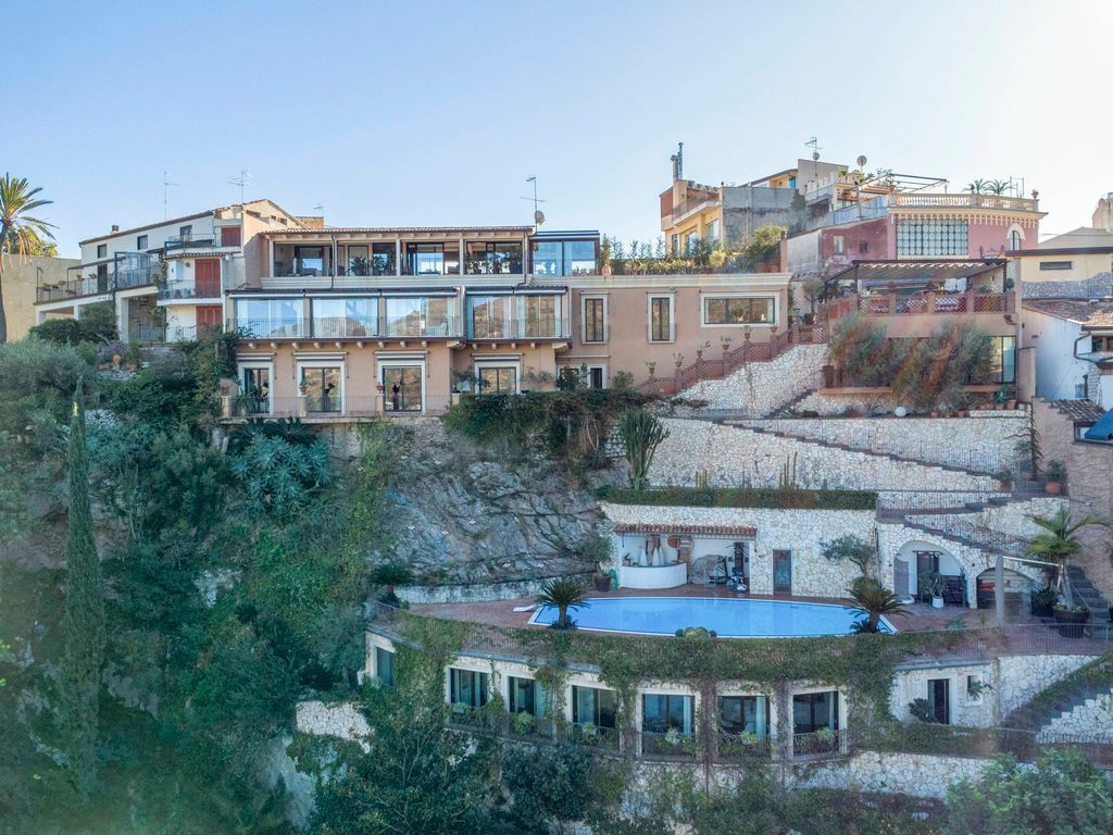 Il Lusso a Picco sul Mare: Villa Capri Panoramica con Spiaggia Privata in Sicilia a Taormina