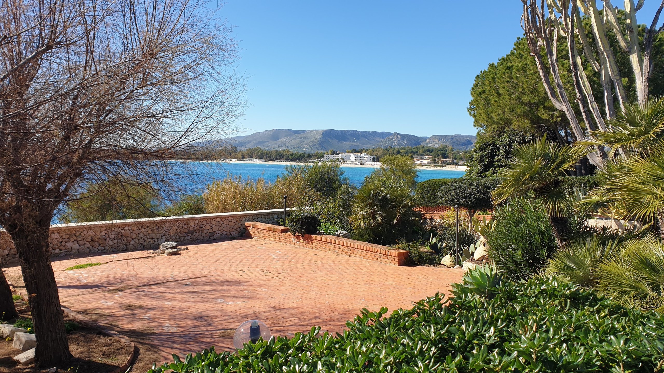 Villa Rodi Fontane Bianche Siracusa è una villa panoramica con accesso diretto al mare in vendita
