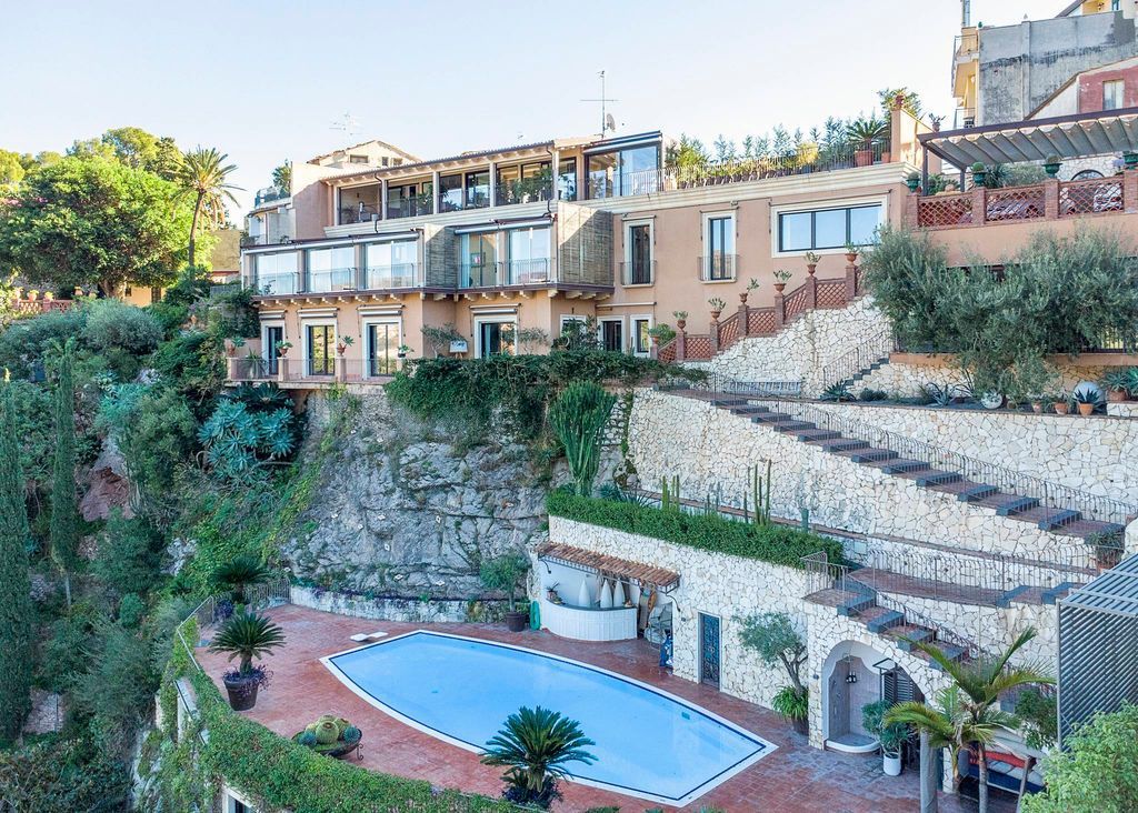 Il Lusso a Picco sul Mare: Villa Capri Panoramica con Spiaggia Privata in Sicilia a Taormina