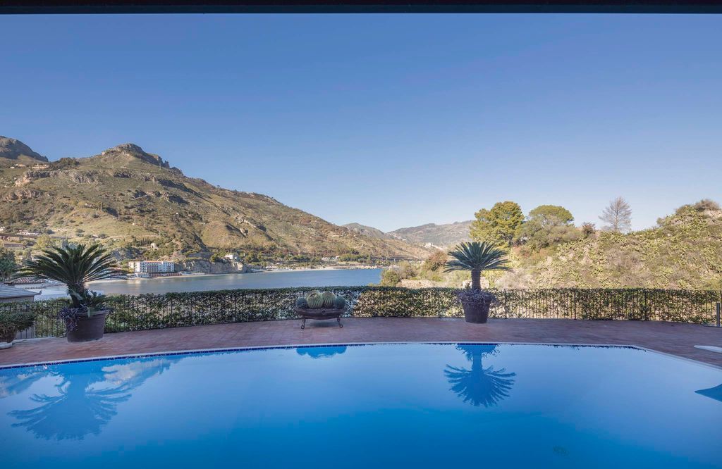 Il Lusso a Picco sul Mare: Villa Capri Panoramica con Spiaggia Privata in Sicilia a Taormina