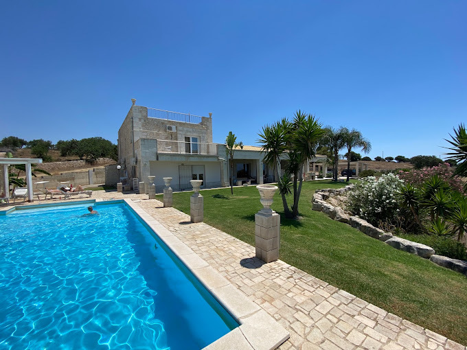 Let yourself be enchanted by the "Tenuta Santacoce" two villas, 2 swimming pools, tennis court, in 11 hectares