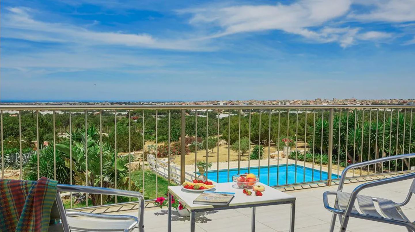 Let yourself be enchanted by the "Tenuta Santacoce" two villas, 2 swimming pools, tennis court, in 11 hectares