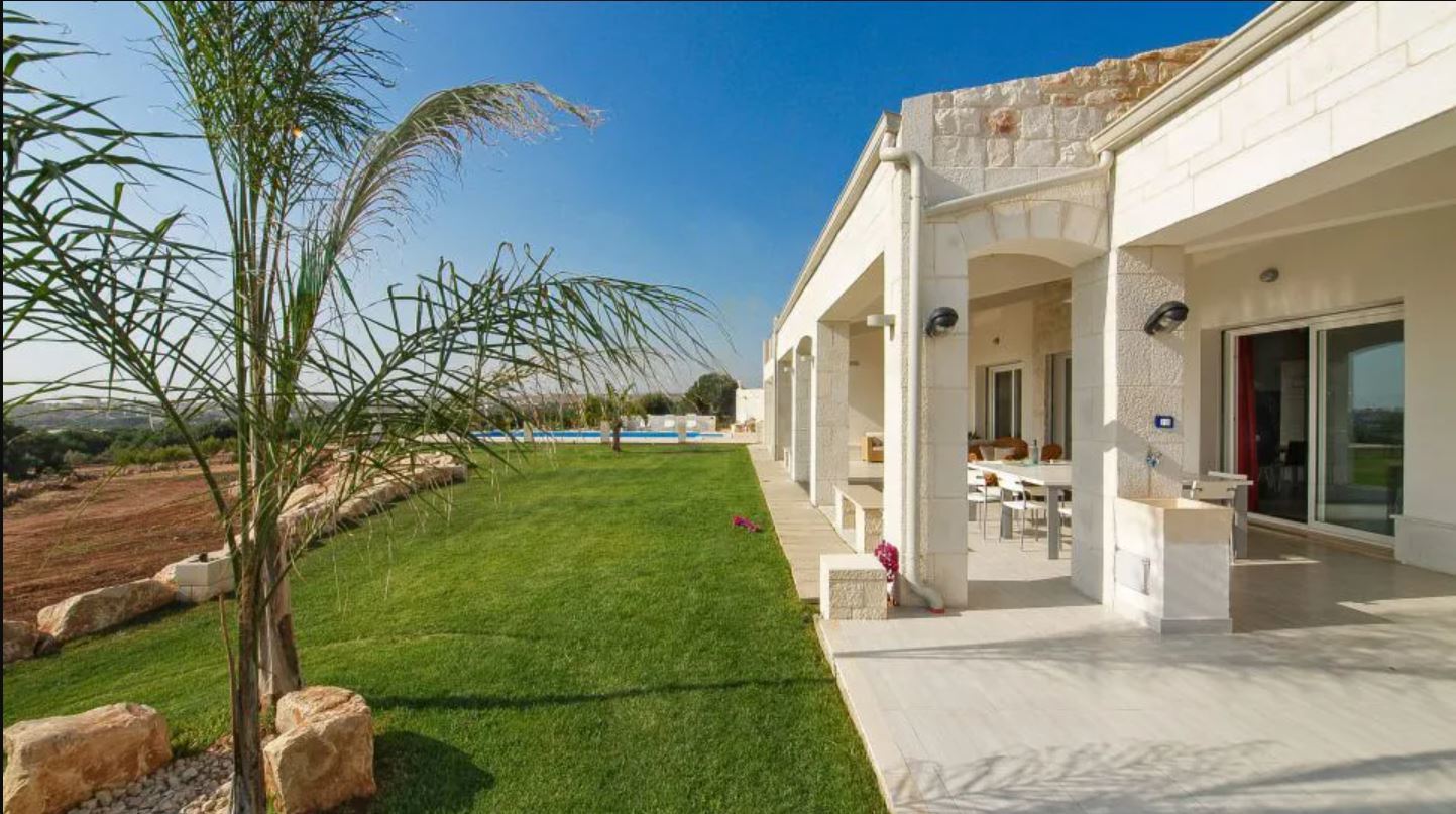 Let yourself be enchanted by the "Tenuta Santacoce" two villas, 2 swimming pools, tennis court, in 11 hectares