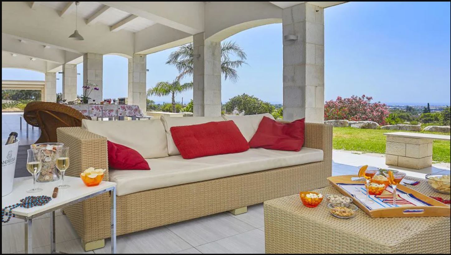 Let yourself be enchanted by the "Tenuta Santacoce" two villas, 2 swimming pools, tennis court, in 11 hectares