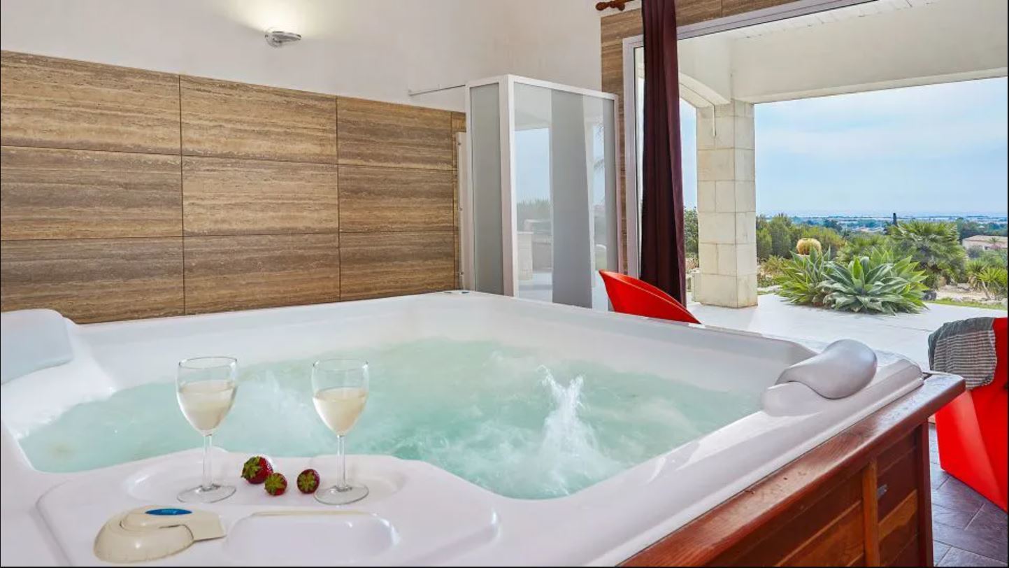 Let yourself be enchanted by the "Tenuta Santacoce" two villas, 2 swimming pools, tennis court, in 11 hectares