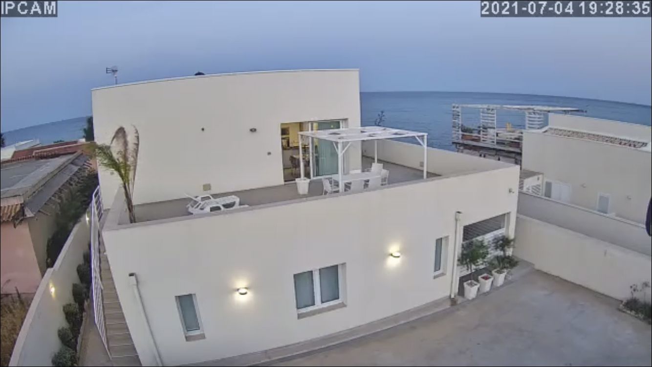 Vendesi "Le onde della Cicirata" villa sul mare ad Avola con tre appartamenti con vista mare