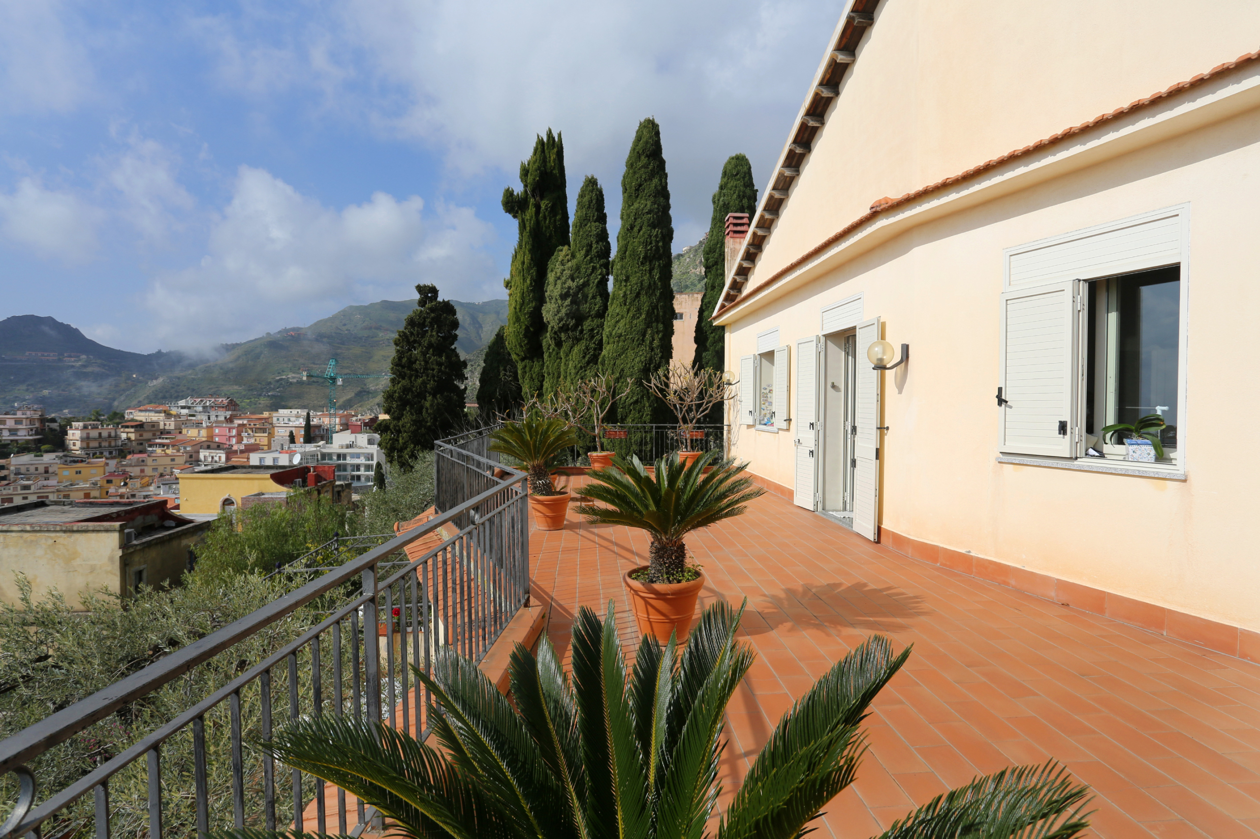 Esclusiva e Panoramica Villa a Taormina vendesi a due passi dal centro "Villa Le terrazze"