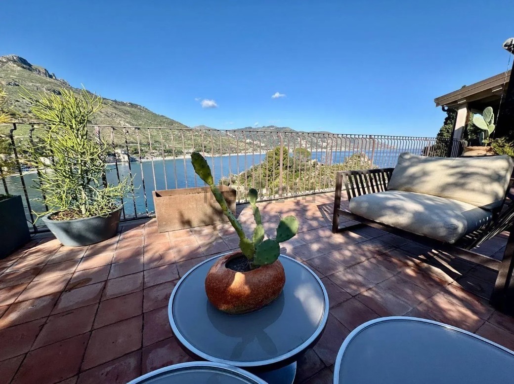 Il Lusso a Picco sul Mare: Villa Capri Panoramica con Spiaggia Privata in Sicilia a Taormina