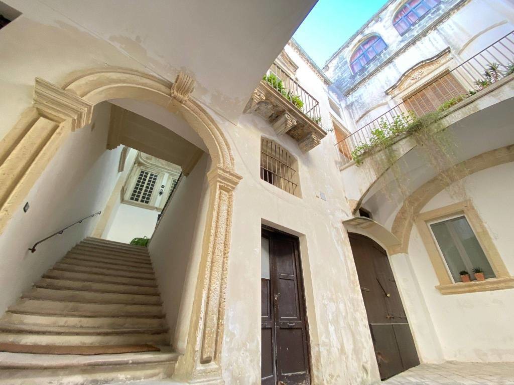 ENTIRE BUILDING IN THE HISTORIC CENTER OF NOTO