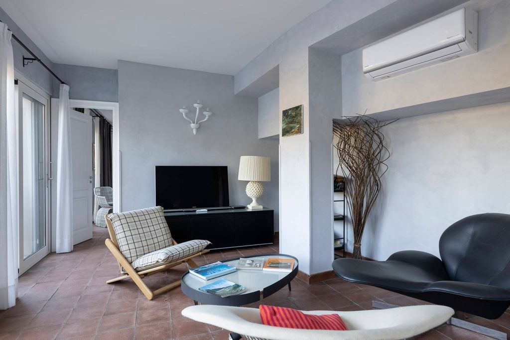 Il Lusso a Picco sul Mare: Villa Capri Panoramica con Spiaggia Privata in Sicilia a Taormina