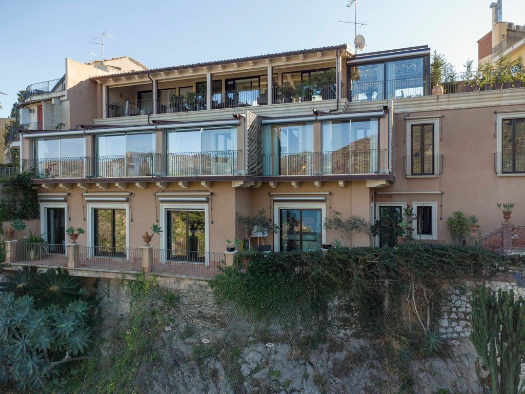 Il Lusso a Picco sul Mare: Villa Capri Panoramica con Spiaggia Privata in Sicilia a Taormina